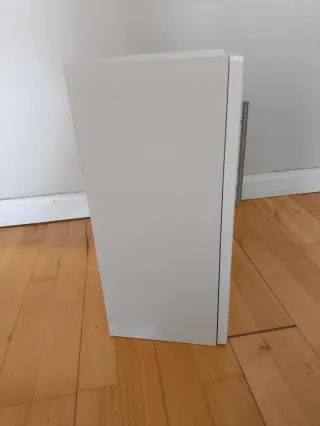 Mueble de baño blanco con tirador