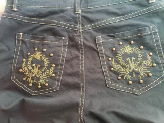 Pantalón vaquero azul con detalles