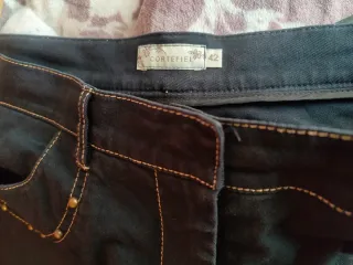 Pantalón vaquero azul con detalles