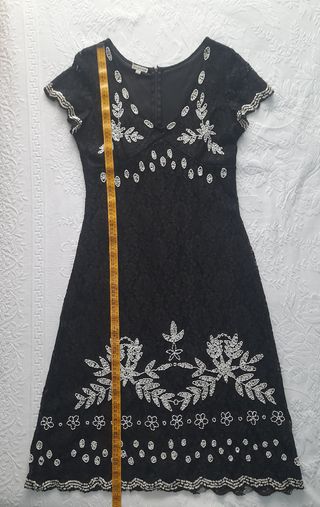 Vestido negro con pedrería blanca