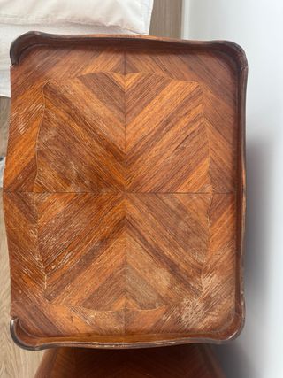 Mesitas de noche de madera con detalles dorados