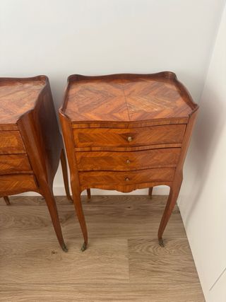 Mesitas de noche de madera con detalles dorados