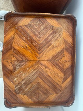 Mesitas de noche de madera con detalles dorados