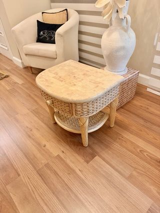 Mesita de noche mimbre y madera