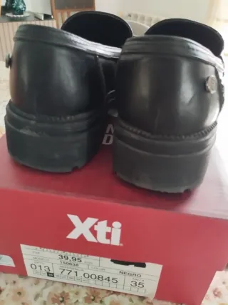 Scarpe scolastiche nere con frange