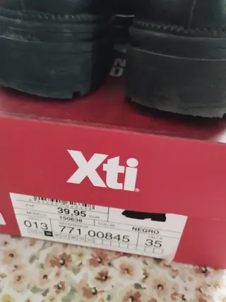 Scarpe scolastiche nere con frange