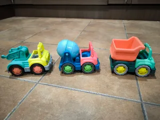 Juego de tres camiones de construcción de juguete