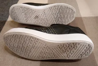 Sneakers donna nere con dettagli oro