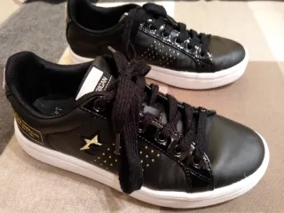 Sneakers donna nere con dettagli oro