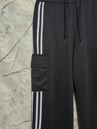 Pantalón chándal negro con rayas