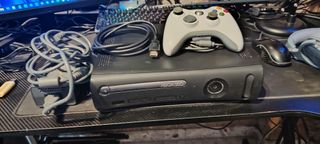 Xbox 360 Negra + Mando y Cables