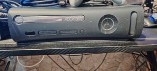 Xbox 360 Negra + Mando y Cables