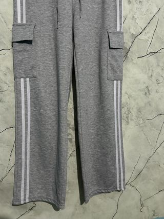 Pantalón de chándal gris con rayas