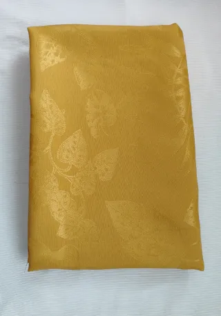 Tela Jacquard Dorada con Diseño Adamascado