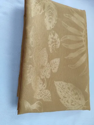 Tela Jacquard Dorada con Diseño Adamascado