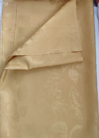 Tela Jacquard Dorada con Diseño Adamascado