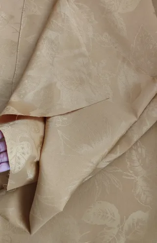 Tela Jacquard Dorada con Diseño Adamascado