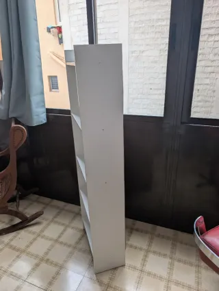 Estantería blanca de madera