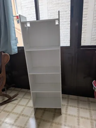 Estantería blanca de madera