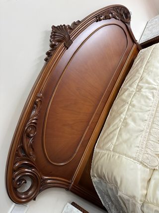 Cama y mesillas madera maciza clásica