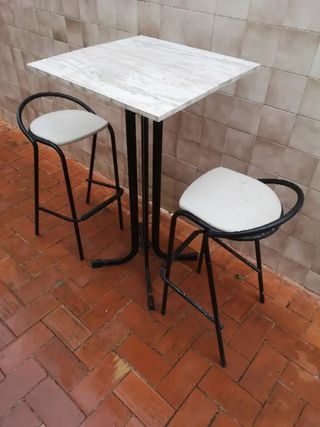 Mesa alta y 2 taburetes