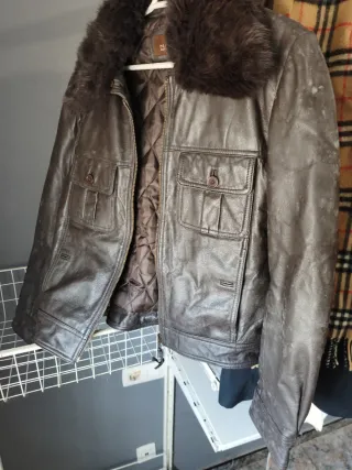 Cazadora de piel marrón con cuello de pelo