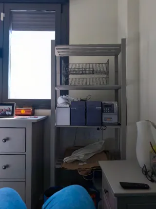 Estantería de madera de pino