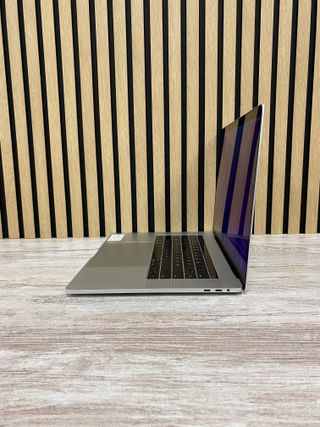 MacBook Pro 15" 2017 i7 16gb 500gb SSD
