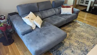 Sofá tres plazas, azul grisáceo con chaiselongue.