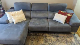 Sofá tres plazas, azul grisáceo con chaiselongue.