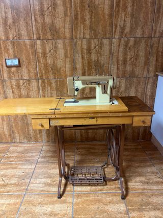 Máquina de coser antigua con mueble