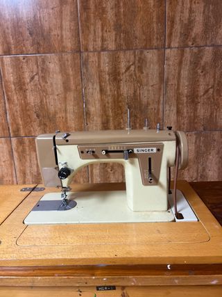 Máquina de coser antigua con mueble