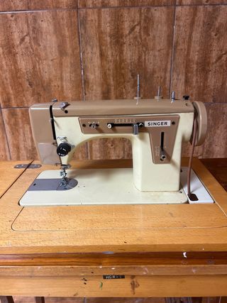 Máquina de coser antigua con mueble
