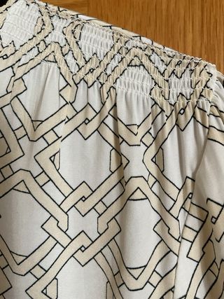 Blusa de mujer con estampado geométrico