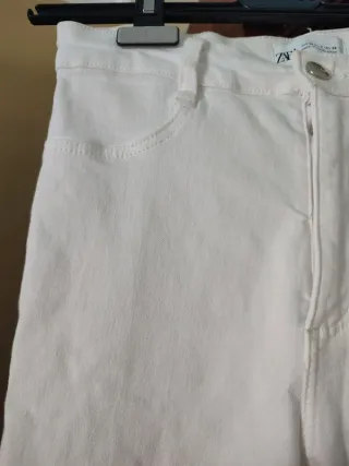Pantalón vaquero pitillo blanco