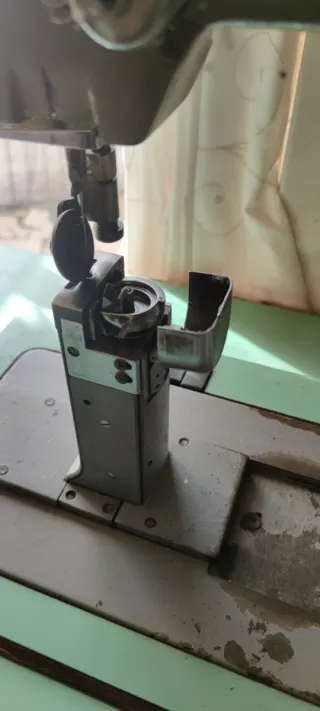 Máquina de coser Adler industrial