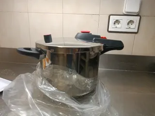 Olla a presión Castey 6L sin usar