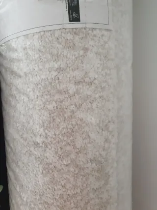 Alfombra color hueso y en su embalaje original