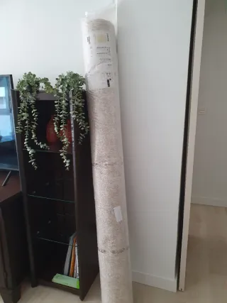 Alfombra color hueso y en su embalaje original