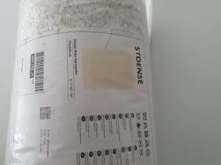 Alfombra color hueso y en su embalaje original