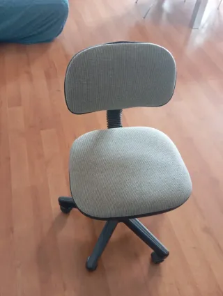 Silla de escritorio beige y gris