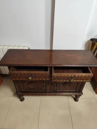 Mueble recibidor de madera tallada