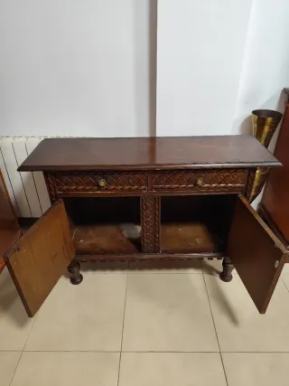 Mueble recibidor de madera tallada