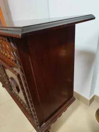 Mueble recibidor de madera tallada