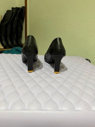 Tacones negros con detalle dorado