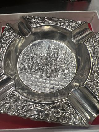 Cenicero antiguo de metal plateado