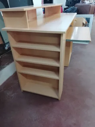 Escritorio de madera con estanterías