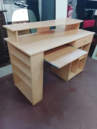 Escritorio de madera con estanterías
