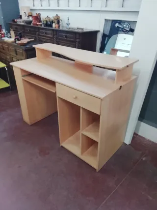 Escritorio de madera con estanterías