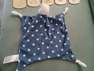 Doudou Mayoral y perchas madera meses